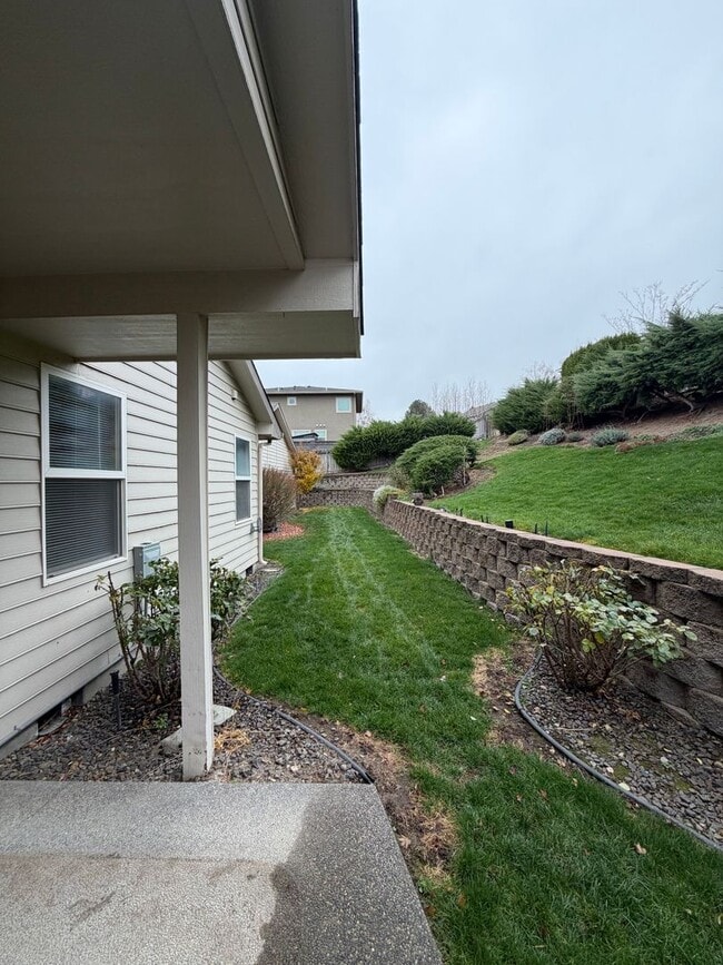 Building Photo - Beautiful Craftsman Style Rambler Must See!!