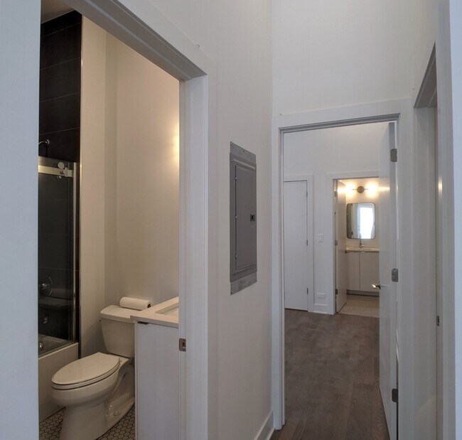 Building Photo - 2120 W Belmont Ave