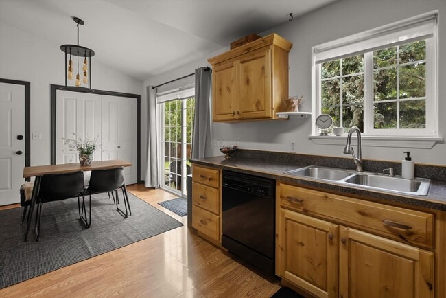 Building Photo - Glacier Chalet – Cozy Columbia Falls Retre...