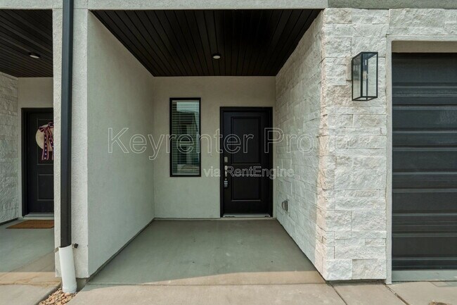Building Photo - 371 E Levengrove Dr