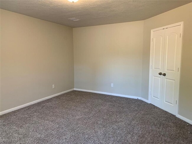 Building Photo - Coming Soon July 1, 2025 Move in LIKE NEW ...