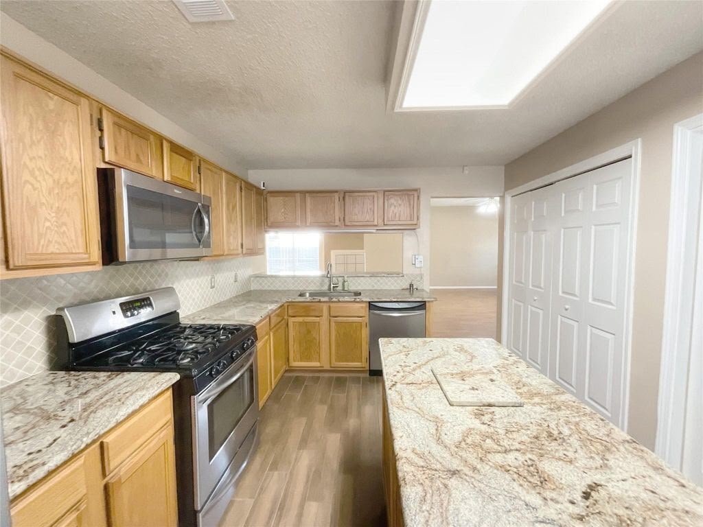 Building Photo - 18083 Holly Forest Dr