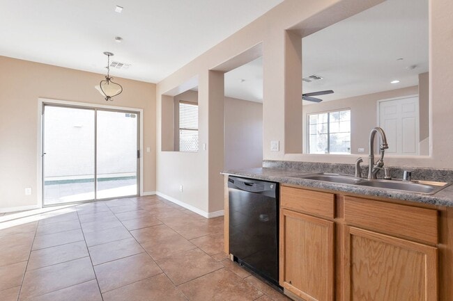 Building Photo - Welcome to this beautiful 3 bedroom, 2.5 bathroom home located in Avondale, AZ