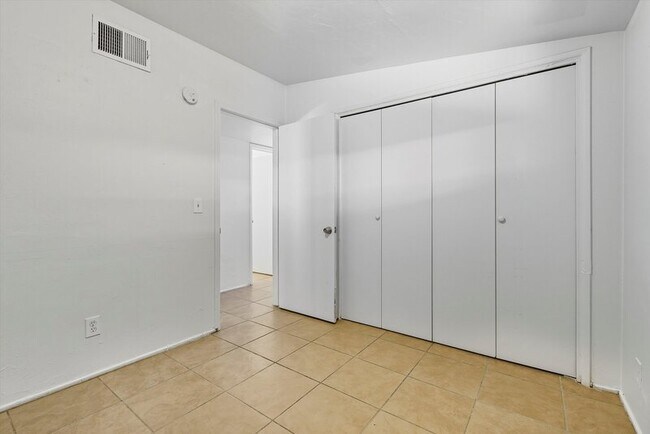 Building Photo - 1662 N Beverly Ave
