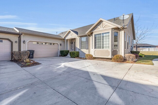 Building Photo - Charming Midway Home