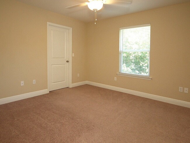 Building Photo - SINGLE BEDROOM & BATHROOM AVAILABLE in a 4x4 house $425/mo