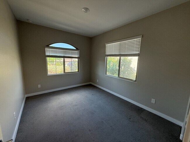 Building Photo - 327 W Tamarack Dr