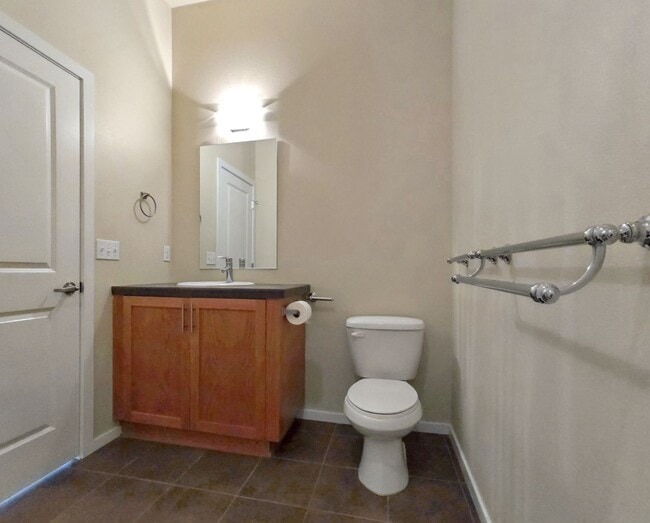 Building Photo - Spacious 3BR/3.5BA Townhome in Desirable E...