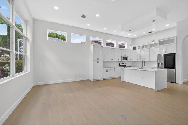 Building Photo - 8873 Via Brilliante