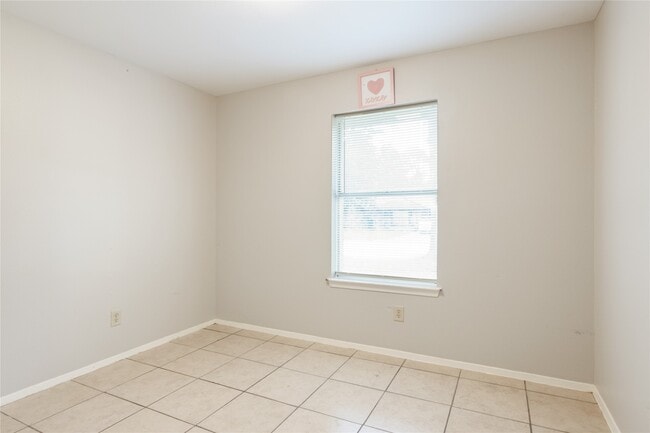 Building Photo - 206 N Forest Dr