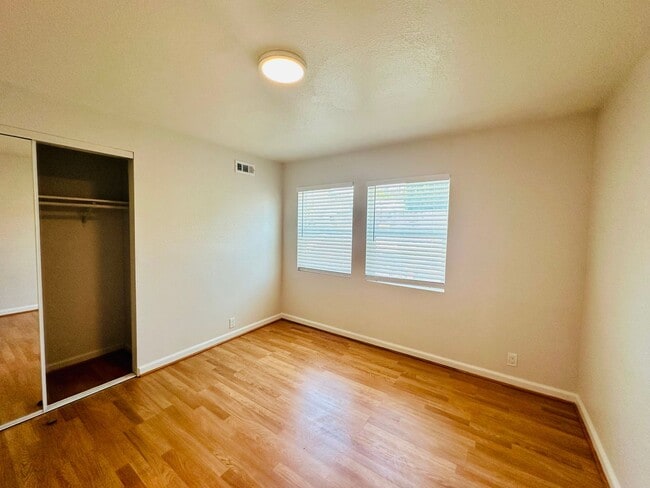 Building Photo - Ashby Duplex