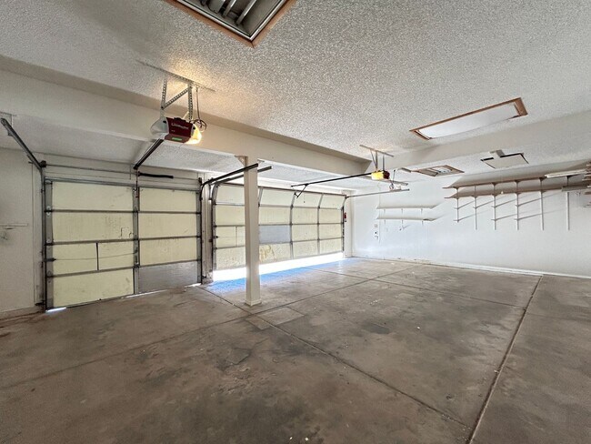 Building Photo - MUST SEE HOME IN AVONDALE WITH POOL!