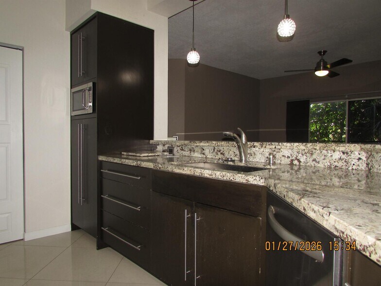 Building Photo - 350 Crestwood Cir