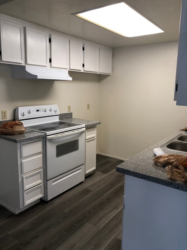 Building Photo - 2 WEEKS FREE RENT - Spacious duplex