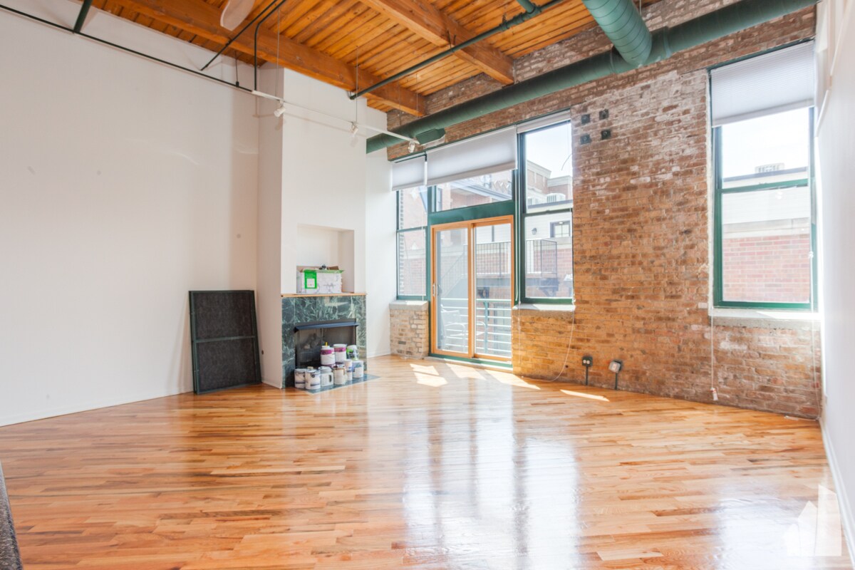 Building Photo - 2222 W Diversey Ave