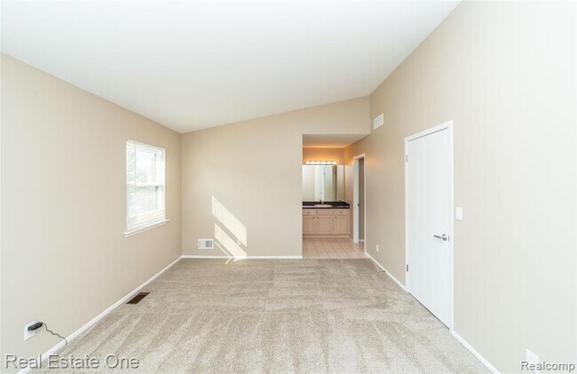 Building Photo - 5652 Drake Hollow Dr E