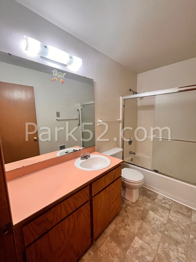 Building Photo - 2 Bedroom 1 Bathroom Tacoma Duplex