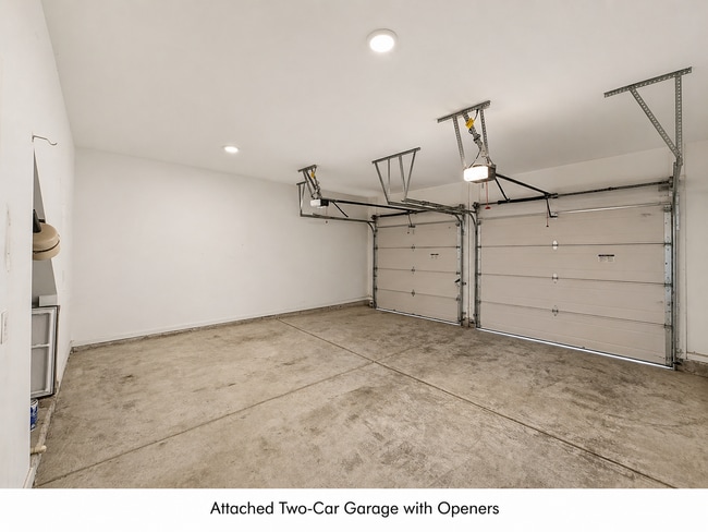 Building Photo - End Unit Townhome in Brookview Subdivsion in North Forsyth