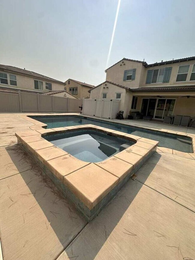 Building Photo - Stylish 4BR/3BA Home in Rosetta Canyon wit...