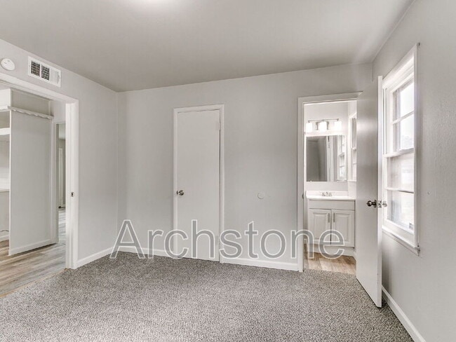 Building Photo - 2312 Mustang St