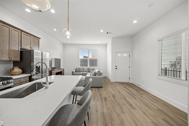 Building Photo - 1550 W Tidwell Rd