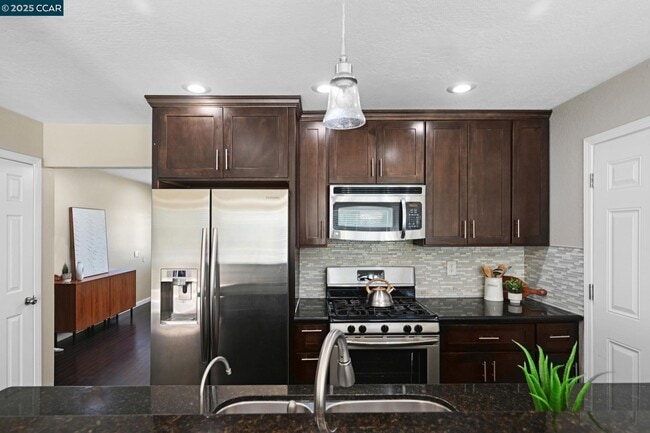Building Photo - 557 Alameda Dr