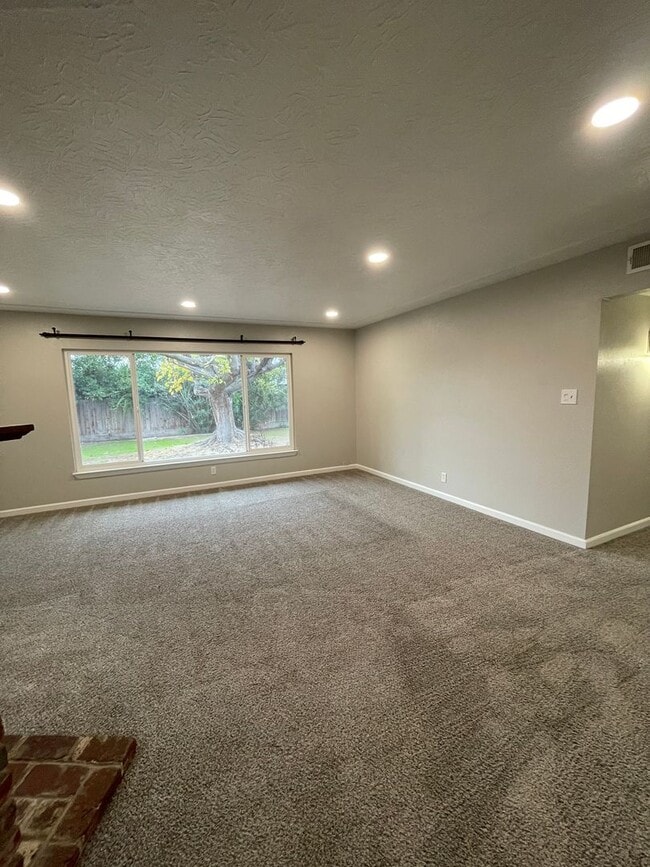 Building Photo - 4014 E Fedora Ave