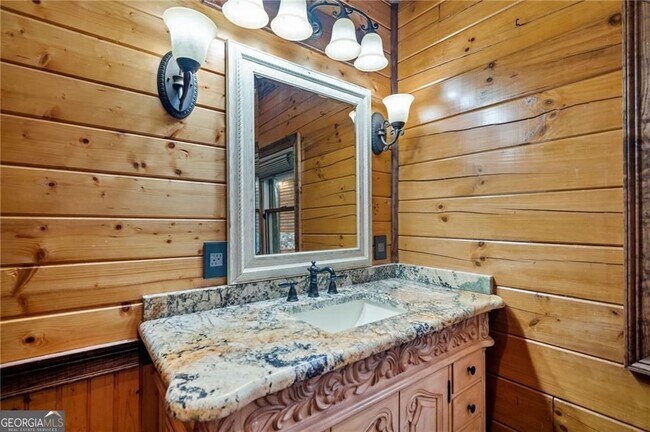 Building Photo - 5281 Laurel Ln