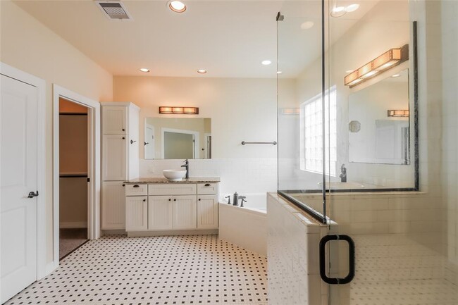 Building Photo - 318 W 28th St