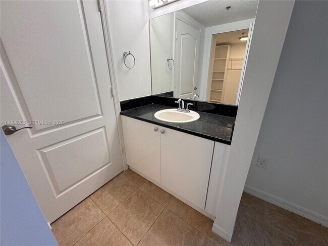 Building Photo - 9340 Fontainebleau Blvd