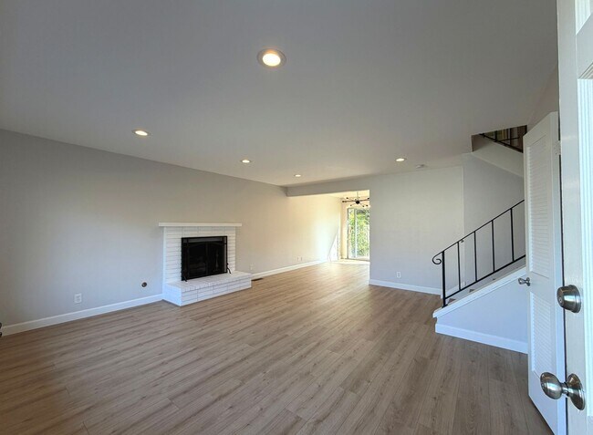 Building Photo - REMODELED LARGE 1600sf 4BR/2BA 3PK ?Miramonte Gardens AVAIL NOW