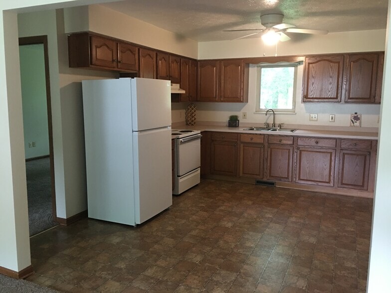 Kitchen - 334 Oakdale Cir
