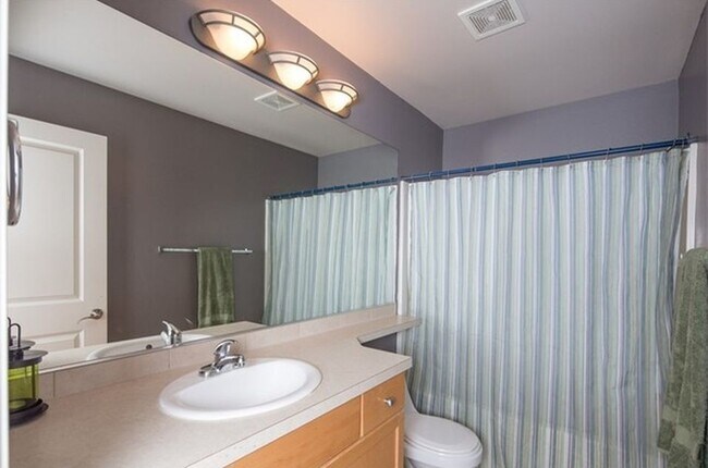 Building Photo - 3 bedroom Townhome in Renton Highlands