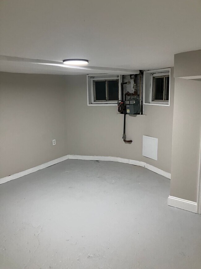 Building Photo - Rare 7-Bedroom, 3.5-Bath Home with Generous Living Space