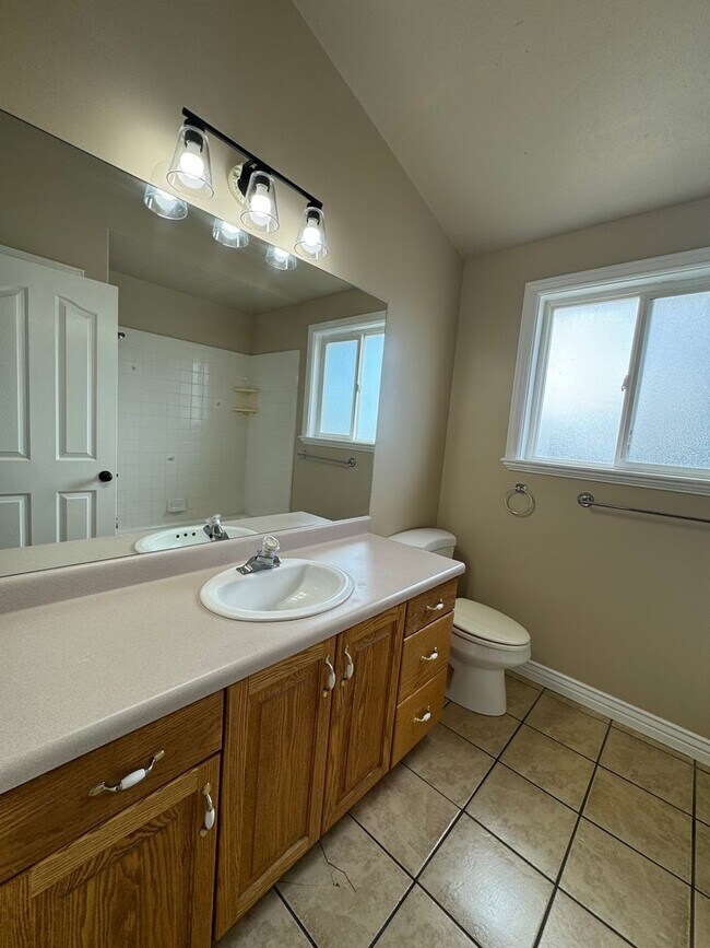Building Photo - 3 Bed/ 2 Bath Townhome with fully fenced yard