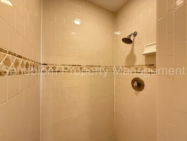 Building Photo - For Lease | South Tulsa - Townhouse | $140...