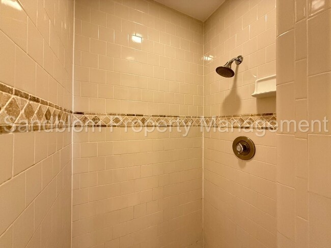 Building Photo - For Lease | South Tulsa - Townhouse | $150...