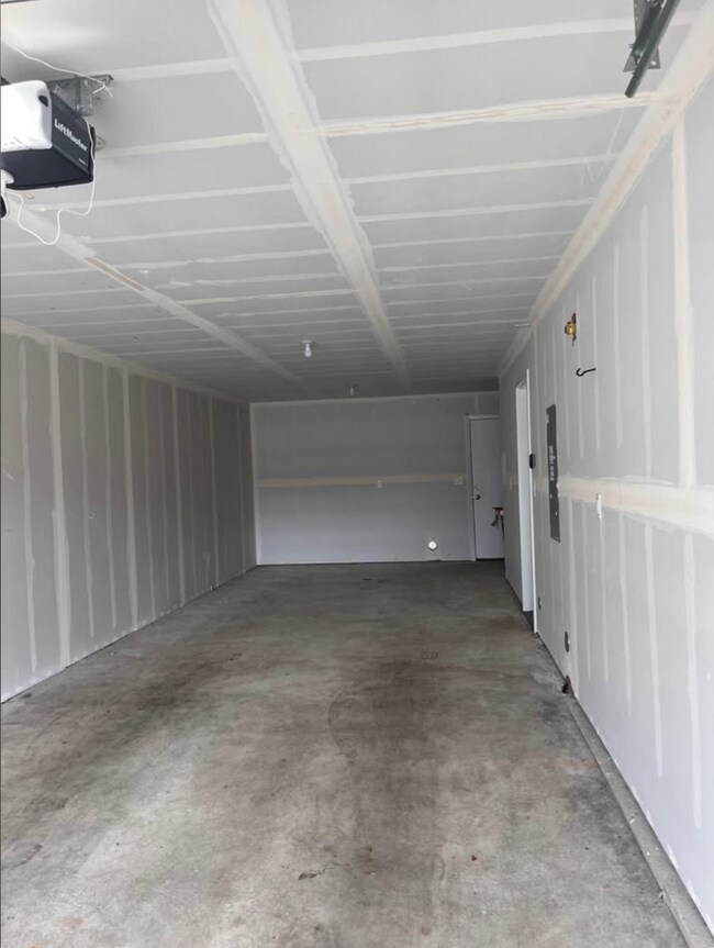 Building Photo - Fully Furnished Short-Term Rental | All Utilities Included |