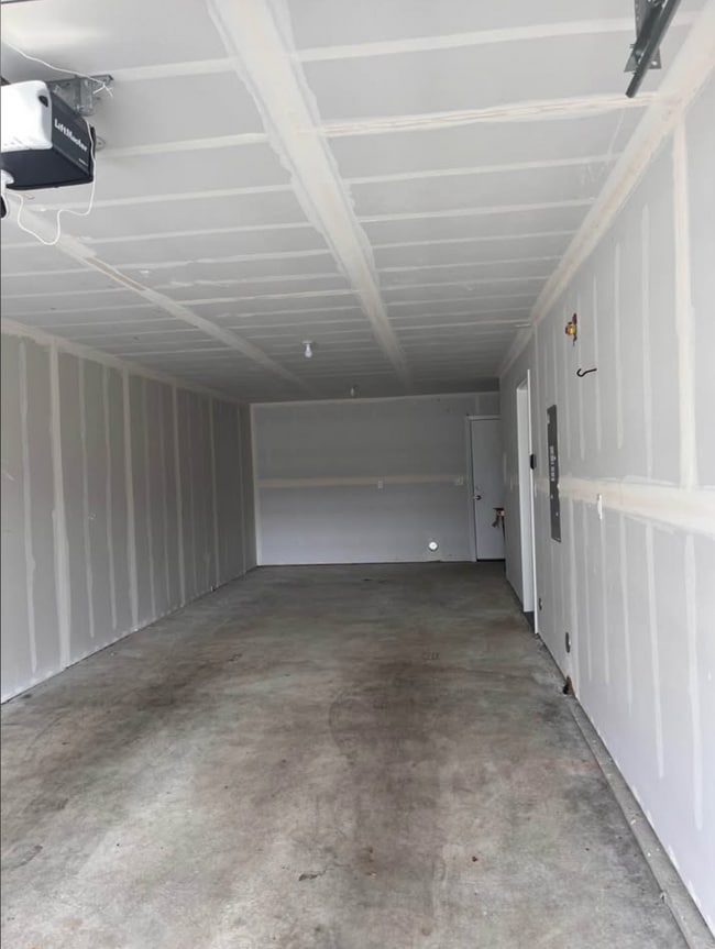 Building Photo - Like New Town Home in Upscale Silverdale -All Utilities Included
