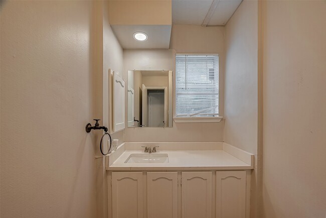 Building Photo - 505 Stoneledge Dr