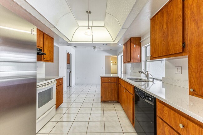 Building Photo - 608 Richmond Ave N