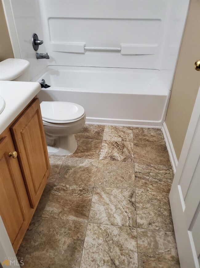 Building Photo - 9555 Lakeview Cir