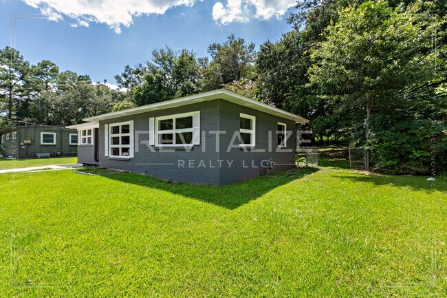 Building Photo - Charming 3-Bedroom Home with Unique Dual E...