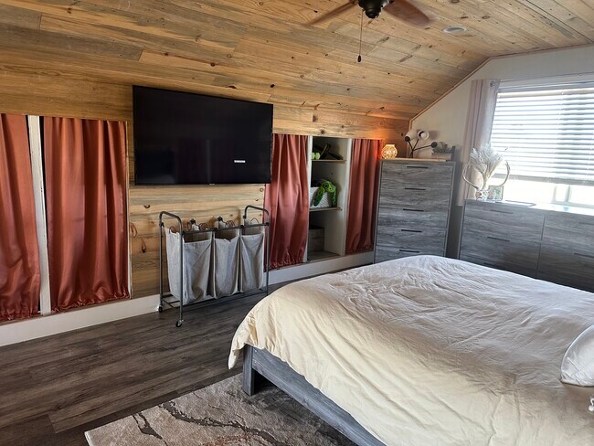 Building Photo - 1839 S Rocker Rd