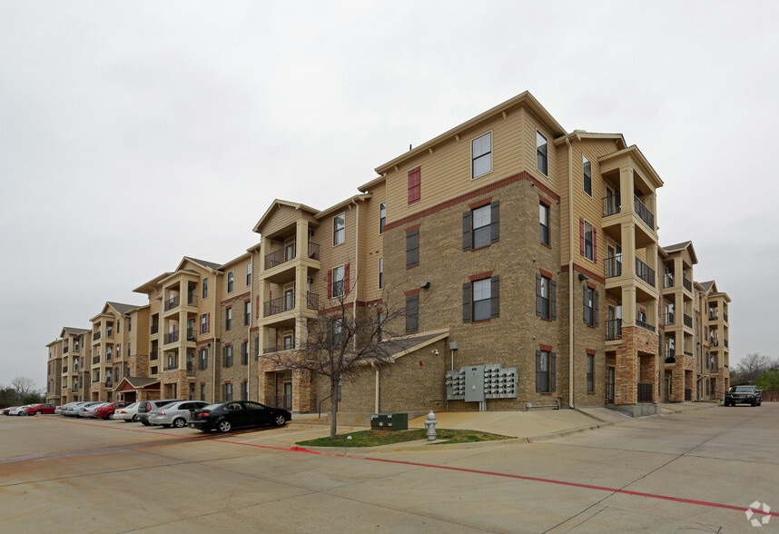 Building Photo - Maverick Place - Historical Access