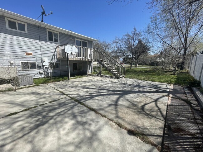 Building Photo - Spacious 6-Bed Oasis with Finished Basement & Cozy Fireplace.