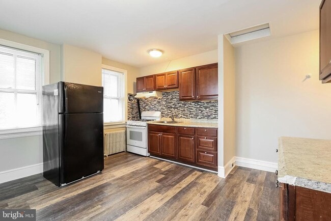 Building Photo - 212 E Broad St