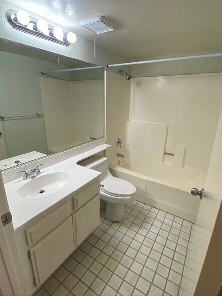 Hallway Bathroom - 5706 Fair Ave