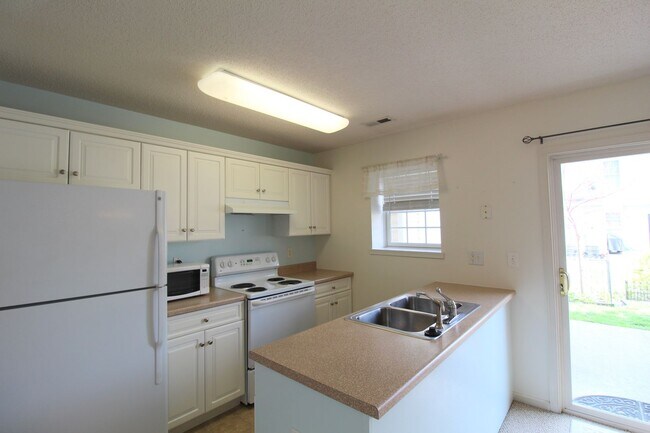 Building Photo - Liberty Square Townhome with Fenced Yard!