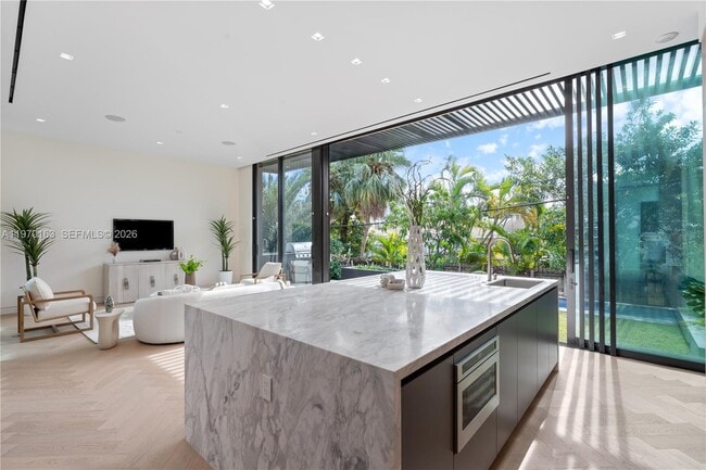 Building Photo - 536 W 51st St